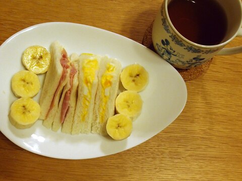 玉子サンドとハムサンドとバナナと紅茶のランチ